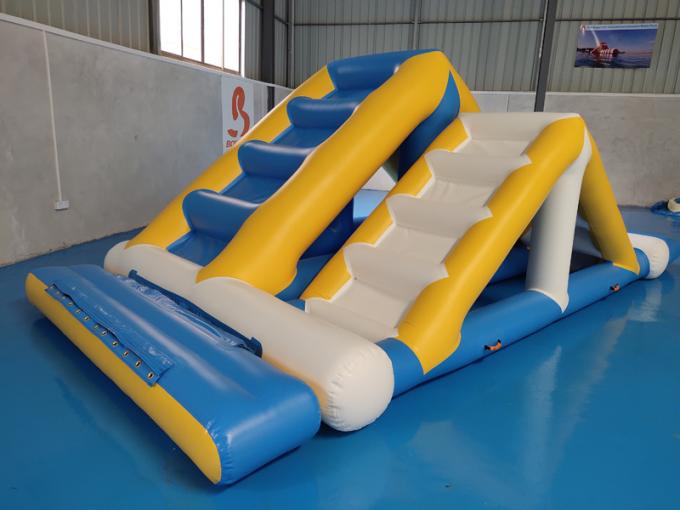 Les sports aquatiques gonflables de la Hongrie se garent/le parc aquatique explosion d'enfants pour le lac