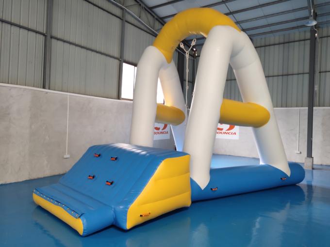 Les sports aquatiques gonflables de la Hongrie se garent/le parc aquatique explosion d'enfants pour le lac