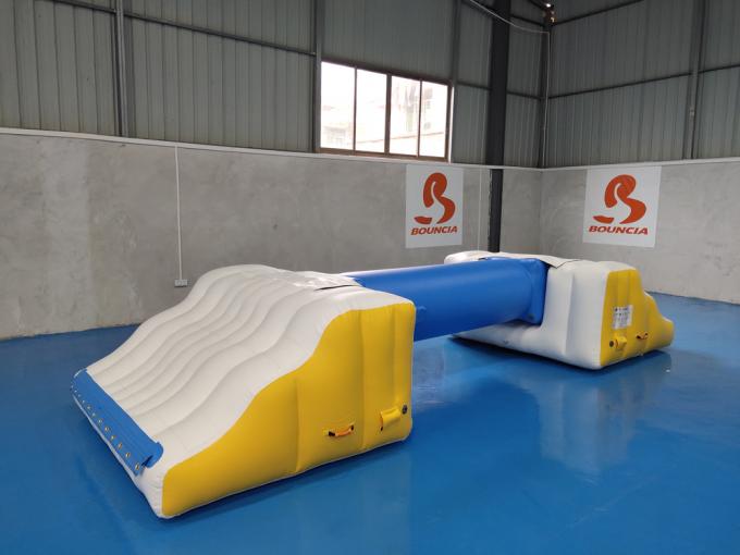 Les enfants flottant le parc aquatique gonflable/Aqua gonflable éclaboussent le parc pour le secteur peu profond